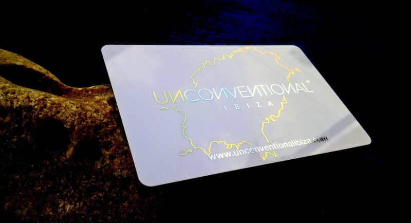 card pvc Unconventional - pvc bianco + stampa a caldo oro e argento